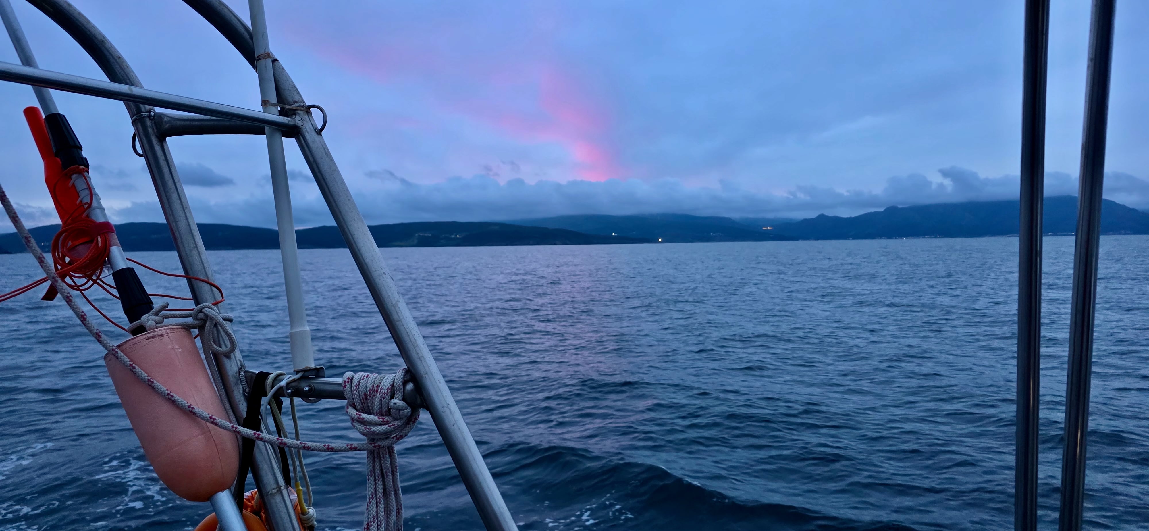 Abfahrt von Finisterra in der Morgendaemmerung